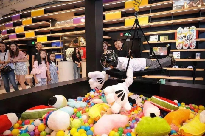 真人娃娃机空降潜江，居然能这么玩?