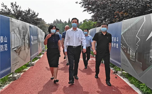 潜江市长龚定荣一行视察曹禺文化旅游城项目