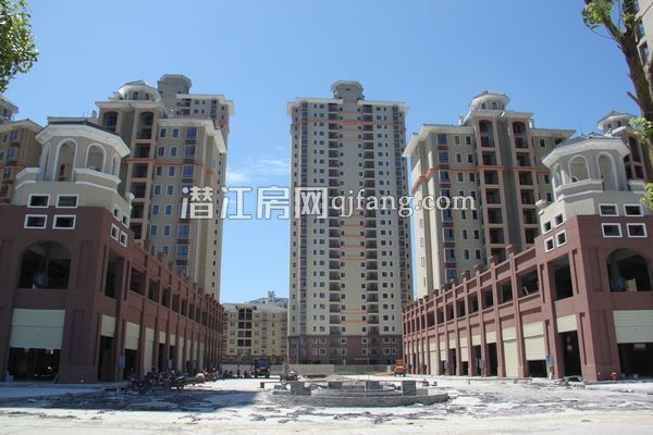 水岸尚品七月工程进度 正在做主入口景观