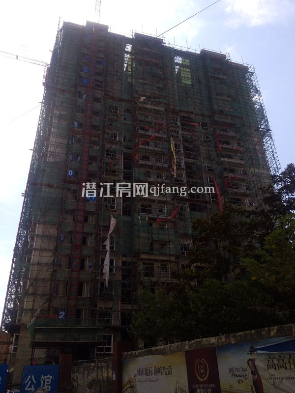 康馨家园2期七月工程进度 正安装栏杆窗户