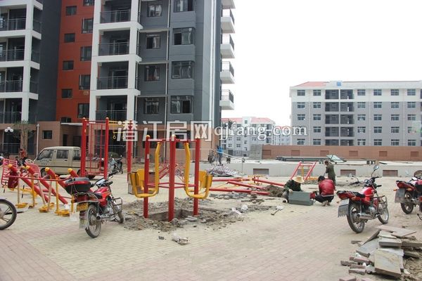 万和国际十月工程进度 正在安装康乐设施