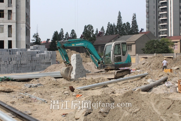 阳光水岸六月工程进度:1号楼建至22层