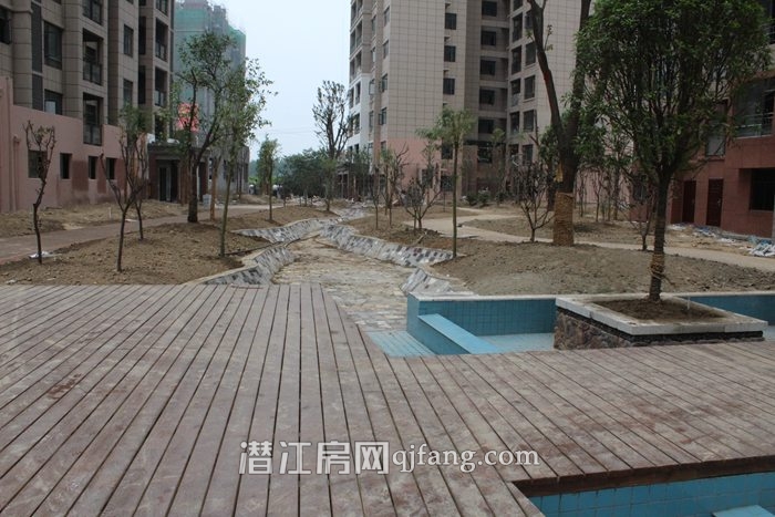 御景豪庭6月工程进度 5号楼建至六层