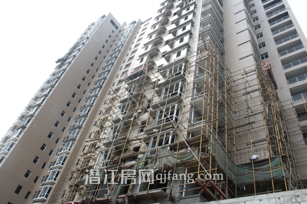 镇声中央公园6月工程进度:外立面正在拆除脚手架