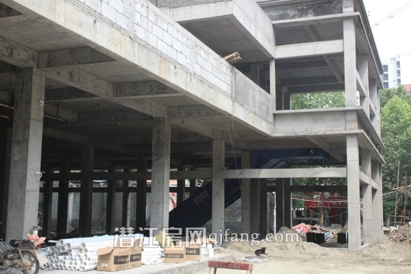 镇声中央公园6月工程进度:外立面正在拆除脚手架