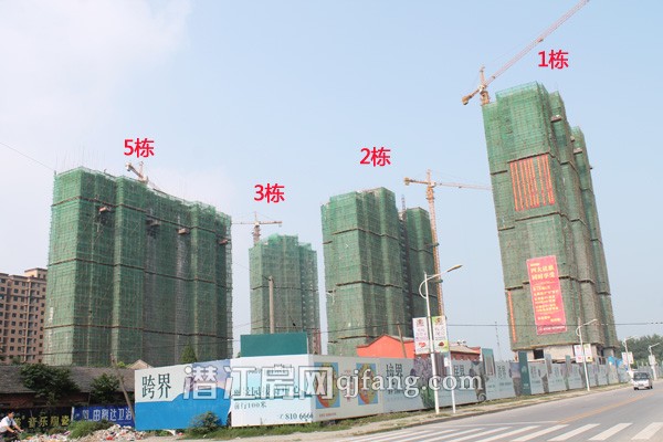 海韵丽景园7月工程进度：1号楼喜封金顶