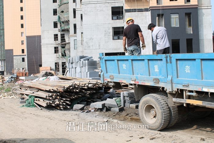 阳光水岸7月工程进度 3号楼正做外墙瓷砖