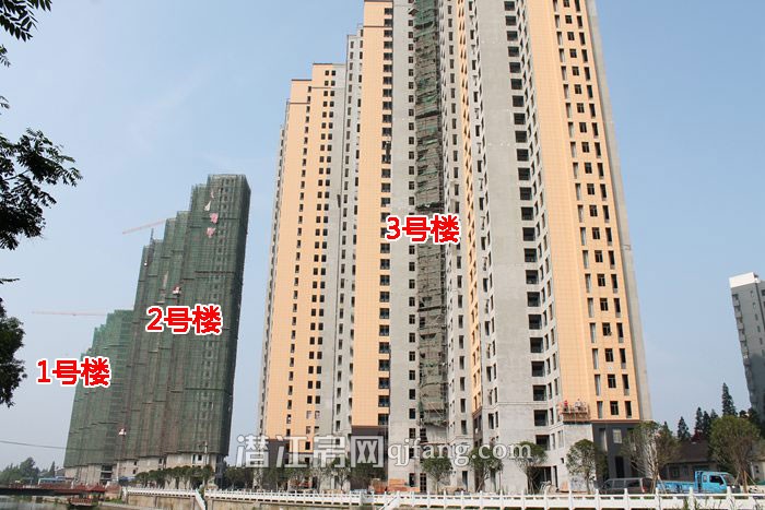 阳光水岸7月工程进度 3号楼正做外墙瓷砖