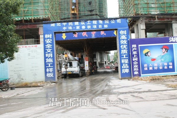 中珠家春秋7月工程进度：8号楼喜封金顶