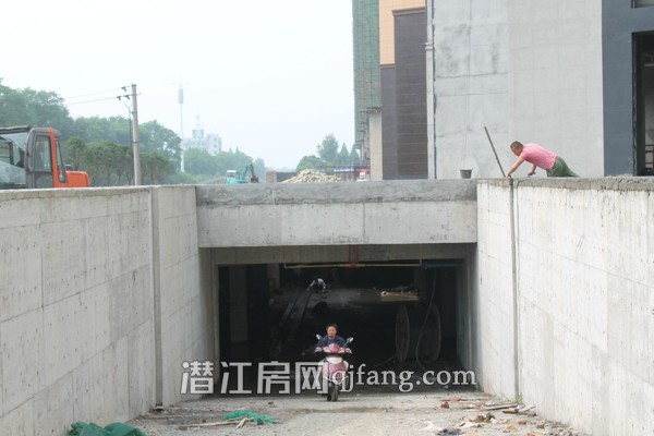 阳光水岸8月工程进度:商务酒店外墙粉刷完工