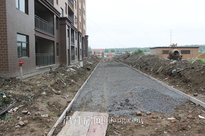 金江星城9月工程进度:9号楼皇家园林呈现