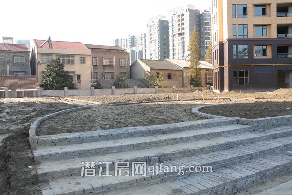 阳光水岸10月工程进度 2号楼脚手架正在拆除