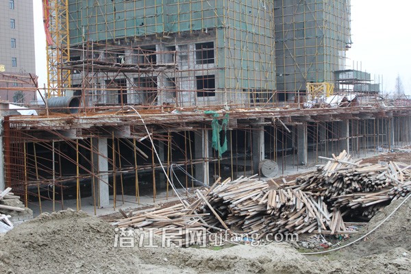 御景豪庭2月工程进度:10号楼现已喜封金顶