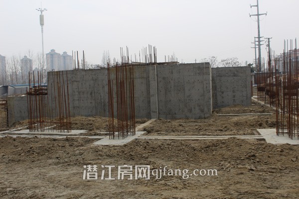 御景豪庭2月工程进度:10号楼现已喜封金顶