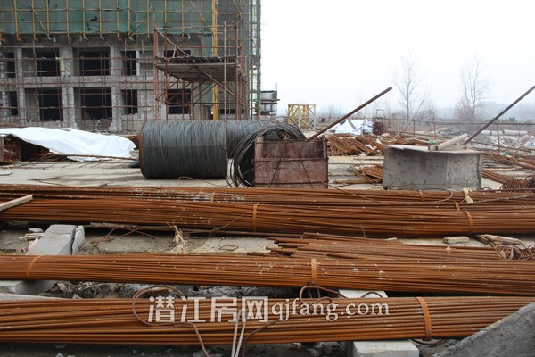 御景豪庭2月工程进度:10号楼现已喜封金顶