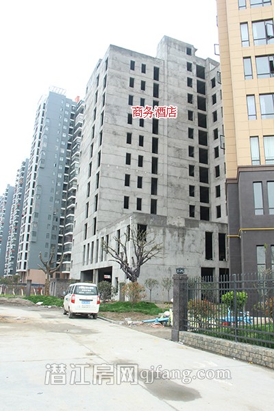 阳光水岸三月工程进度 2号楼正做外墙粉刷