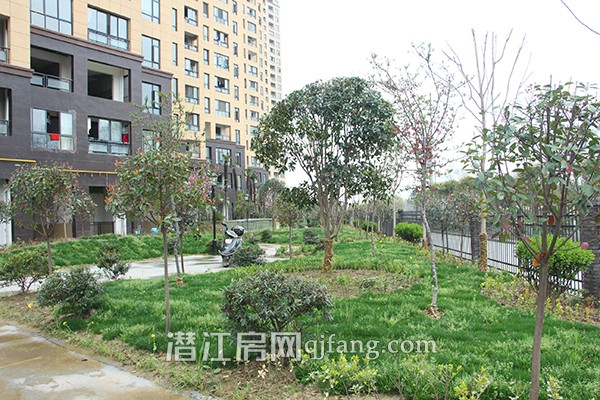 阳光水岸三月工程进度 2号楼正做外墙粉刷