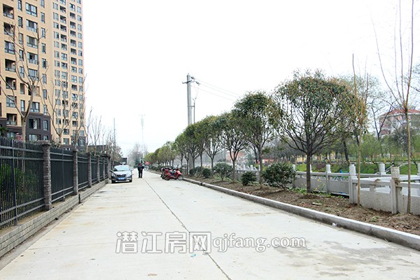 阳光水岸三月工程进度 2号楼正做外墙粉刷