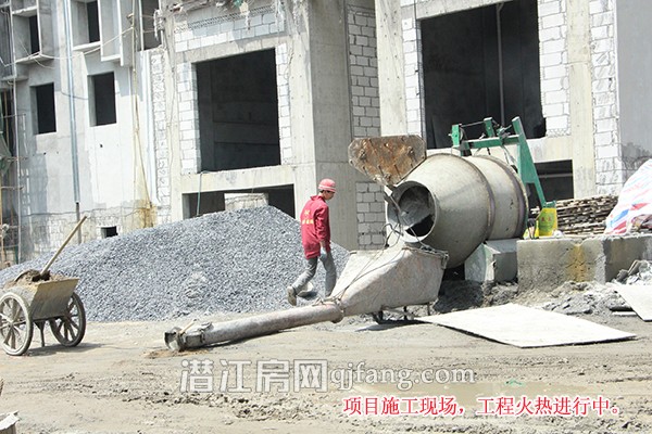 中珠家春秋4月工程进度:正在进行外窗安装