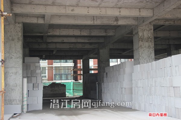 锦绣潜城6月工程进度:锦园一号楼喜封金顶