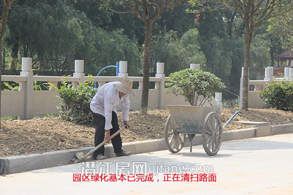 阳光水岸7月工程进度:1号楼正拆防护网