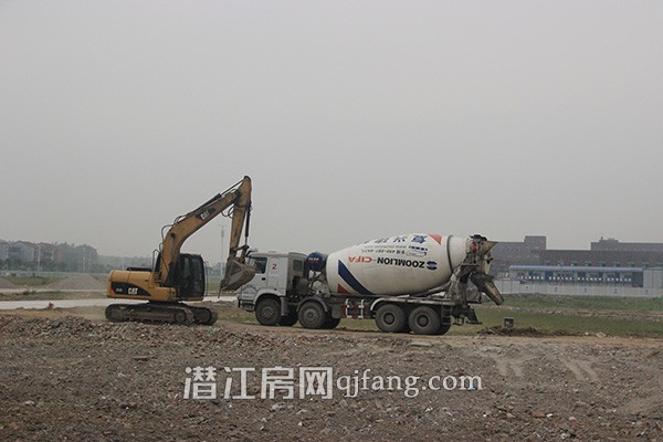 金色公馆9月工程进度:一期正进行打桩工作