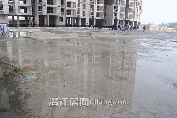 盛世龙城10月工程进度:4#已完成外窗安装