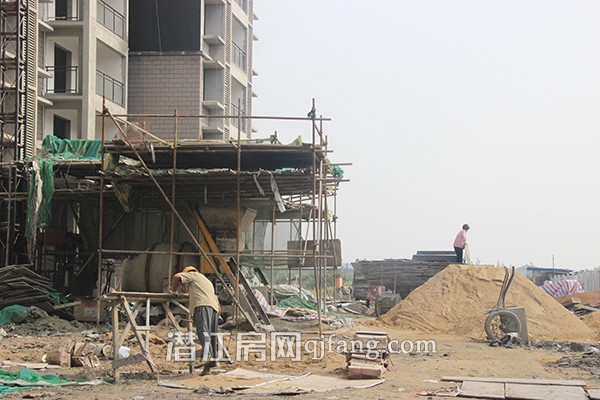 盛世龙城10月工程进度:4#已完成外窗安装