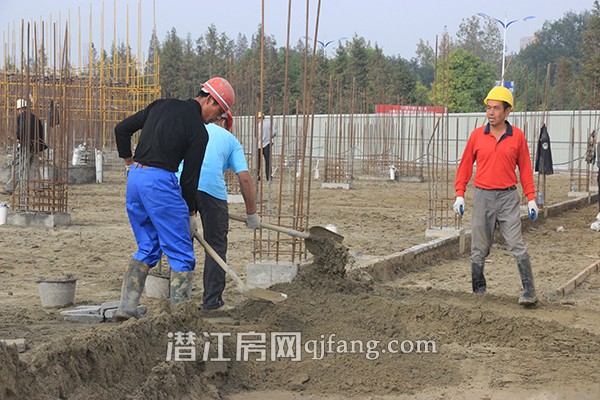 金色公馆10月工程进度:一期四栋同步施工