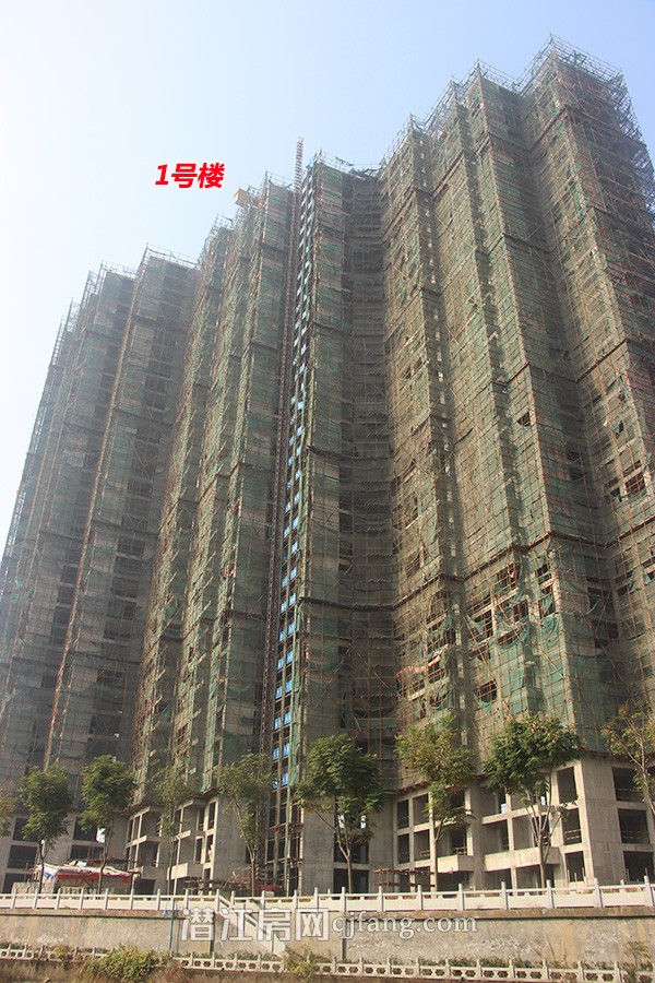 阳光水岸11月工程进度：1号楼正在拆除防护网