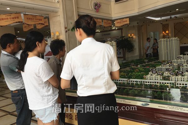 2017091216224245553lkphap.jpg 雅苑看沙盘.jpg